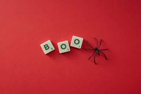 Tuiles de scrabble qui forment le mot boo pour représenter le vocabulaire webdesign et graphisme à Halloween
